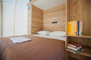 Glamping sator L - donji krevet.jpg